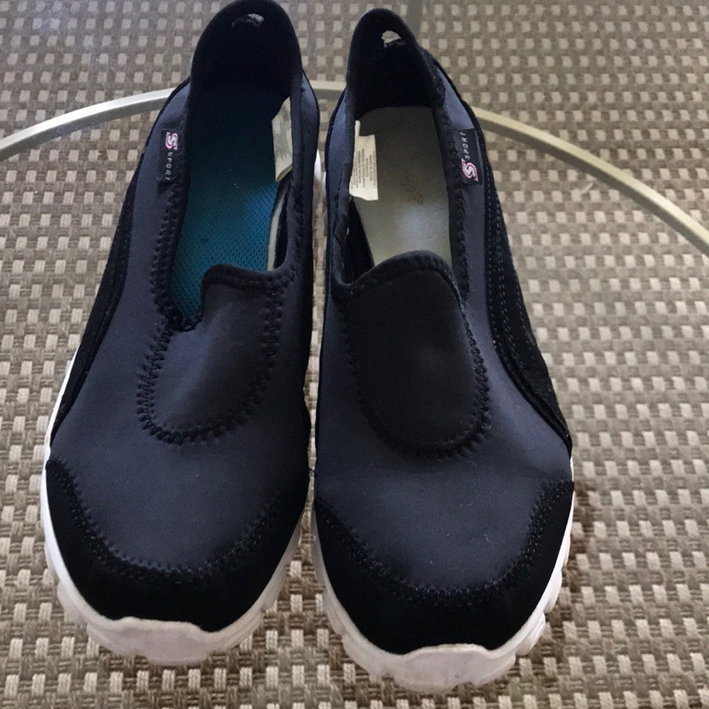 Sketchers sport shoes